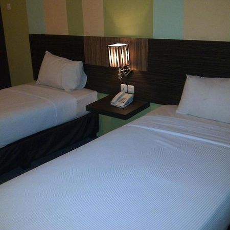 Pose In Hotel Джокякарта Екстериор снимка