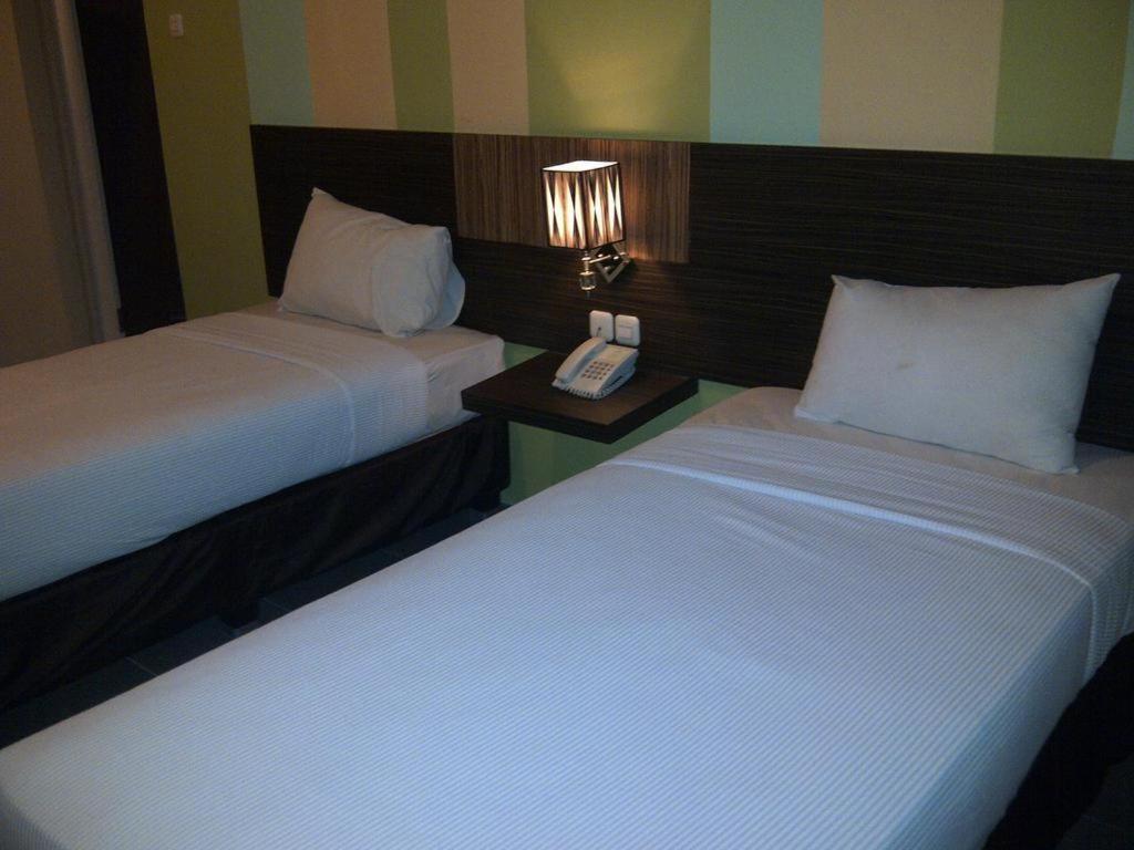 Pose In Hotel Джокякарта Екстериор снимка